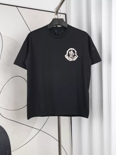 Moncler | 25SS chest logo print T-shirtSimple and refreshing styleUsing Xinjiang long-staple cotton 32-count double-strand fabric 280g double yarn, cleverly integrating Moncler's iconic brand elements, low-key and exquisiteThe whole piece is made of three-needle five-thread technology, with double threads on the neckline, shoulder line and sleeve seamThe tailoring is three-dimensional and texturedOriginal consistent collar label, washed wheat, complete tag packagingNo pressure in and out of the closetMONCLER is a clothing brand that started with professional outdoor sports equipment, and its products are mainly down jackets. MONCLER, the abbreviation of the town Monestier deClermont, was founded in Grenoble, France in 1952 and is now headquartered in Milan, Italy. Moncler's brand logo is a combination of the letter M and a rooster.Moncler brand is divided into two show brands: 