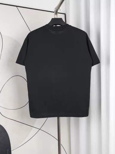 Moncler | 25SS chest logo print T-shirtSimple and refreshing styleUsing Xinjiang long-staple cotton 32-count double-strand fabric 280g double yarn, cleverly integrating Moncler's iconic brand elements, low-key and exquisiteThe whole piece is made of three-needle five-thread technology, with double threads on the neckline, shoulder line and sleeve seamThe tailoring is three-dimensional and texturedOriginal consistent collar label, washed wheat, complete tag packagingNo pressure in and out of the closetMONCLER is a clothing brand that started with professional outdoor sports equipment, and its products are mainly down jackets. MONCLER, the abbreviation of the town Monestier deClermont, was founded in Grenoble, France in 1952 and is now headquartered in Milan, Italy. Moncler's brand logo is a combination of the letter M and a rooster.Moncler brand is divided into two show brands: 