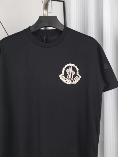 Moncler | 25SS chest logo print T-shirtSimple and refreshing styleUsing Xinjiang long-staple cotton 32-count double-strand fabric 280g double yarn, cleverly integrating Moncler's iconic brand elements, low-key and exquisiteThe whole piece is made of three-needle five-thread technology, with double threads on the neckline, shoulder line and sleeve seamThe tailoring is three-dimensional and texturedOriginal consistent collar label, washed wheat, complete tag packagingNo pressure in and out of the closetMONCLER is a clothing brand that started with professional outdoor sports equipment, and its products are mainly down jackets. MONCLER, the abbreviation of the town Monestier deClermont, was founded in Grenoble, France in 1952 and is now headquartered in Milan, Italy. Moncler's brand logo is a combination of the letter M and a rooster.Moncler brand is divided into two show brands: 