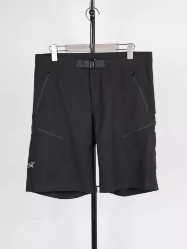 ARC'TERYX Bird GAMMA Quick Dry Short 9'' quick-drying shorts are the perfect choice for outdoor and urban commuting in summer! ✨ Made of TerraTex™ stretch nylon fabric, it is quick-drying, breathable and windproof, and the DWR water-repellent coating can easily cope with light rain or sweat. The slim-fitting splicing design allows for free movement without restraint, and can be flexibly switched between mountain hiking and city strolling.The details are more professional: 5 zipper pockets can safely store personal belongings, and the adjustable belt fits the waistline, so it is not uncomfortable to wear with a backpack. The lightweight design weighs only XX grams (specific values ​​can be supplemented), and it stays dry and cool in the hot summer. The experience of 