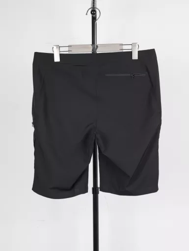 ARC'TERYX Bird GAMMA Quick Dry Short 9'' quick-drying shorts are the perfect choice for outdoor and urban commuting in summer! ✨ Made of TerraTex™ stretch nylon fabric, it is quick-drying, breathable and windproof, and the DWR water-repellent coating can easily cope with light rain or sweat. The slim-fitting splicing design allows for free movement without restraint, and can be flexibly switched between mountain hiking and city strolling.The details are more professional: 5 zipper pockets can safely store personal belongings, and the adjustable belt fits the waistline, so it is not uncomfortable to wear with a backpack. The lightweight design weighs only XX grams (specific values ​​can be supplemented), and it stays dry and cool in the hot summer. The experience of 