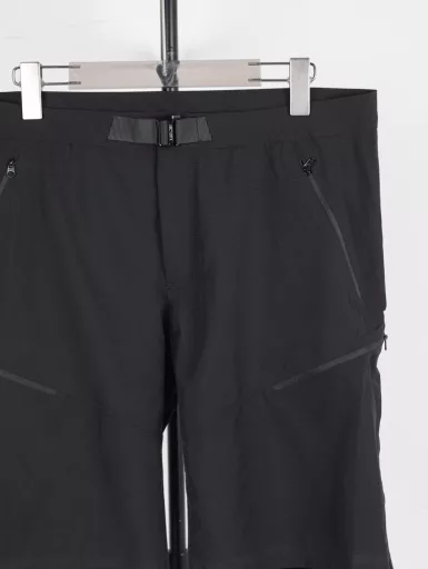 ARC'TERYX Bird GAMMA Quick Dry Short 9'' quick-drying shorts are the perfect choice for outdoor and urban commuting in summer! ✨ Made of TerraTex™ stretch nylon fabric, it is quick-drying, breathable and windproof, and the DWR water-repellent coating can easily cope with light rain or sweat. The slim-fitting splicing design allows for free movement without restraint, and can be flexibly switched between mountain hiking and city strolling.The details are more professional: 5 zipper pockets can safely store personal belongings, and the adjustable belt fits the waistline, so it is not uncomfortable to wear with a backpack. The lightweight design weighs only XX grams (specific values ​​can be supplemented), and it stays dry and cool in the hot summer. The experience of 