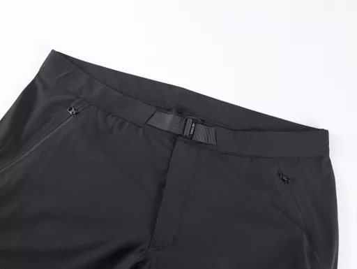 ARC'TERYX Bird GAMMA Quick Dry Short 9'' quick-drying shorts are the perfect choice for outdoor and urban commuting in summer! ✨ Made of TerraTex™ stretch nylon fabric, it is quick-drying, breathable and windproof, and the DWR water-repellent coating can easily cope with light rain or sweat. The slim-fitting splicing design allows for free movement without restraint, and can be flexibly switched between mountain hiking and city strolling.The details are more professional: 5 zipper pockets can safely store personal belongings, and the adjustable belt fits the waistline, so it is not uncomfortable to wear with a backpack. The lightweight design weighs only XX grams (specific values ​​can be supplemented), and it stays dry and cool in the hot summer. The experience of 