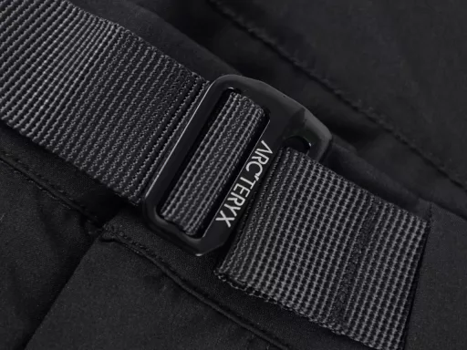 ARC'TERYX Bird GAMMA Quick Dry Short 9'' quick-drying shorts are the perfect choice for outdoor and urban commuting in summer! ✨ Made of TerraTex™ stretch nylon fabric, it is quick-drying, breathable and windproof, and the DWR water-repellent coating can easily cope with light rain or sweat. The slim-fitting splicing design allows for free movement without restraint, and can be flexibly switched between mountain hiking and city strolling.The details are more professional: 5 zipper pockets can safely store personal belongings, and the adjustable belt fits the waistline, so it is not uncomfortable to wear with a backpack. The lightweight design weighs only XX grams (specific values ​​can be supplemented), and it stays dry and cool in the hot summer. The experience of 