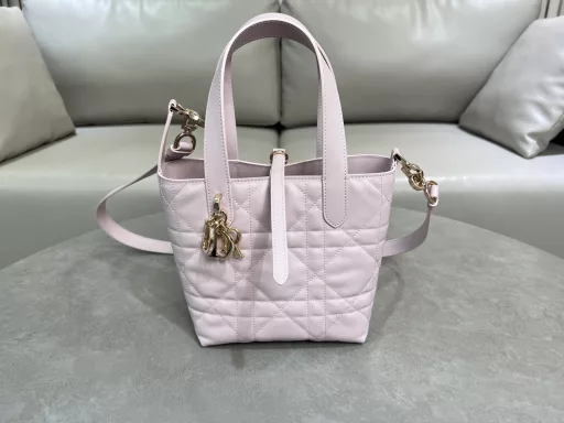 This Dior Toujours vertical bag is a new product in the 2025 early spring ready-to-wear series. It is fashionable, practical and unique. It is carefully crafted from apricot cowhide leather and decorated with oversized rattan check stitching. The spacious interior compartment can store various daily necessities. It has a slim leather lace closure to safely store various items, and there is also a CD Lock letter D knob buckle that can be adjusted on both sides to enhance the style. Small model, top leather handle with detachable leather shoulder strap, can be carried by hand, shoulder or crossbody