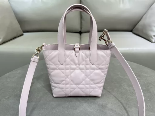 This Dior Toujours vertical bag is a new product in the 2025 early spring ready-to-wear series. It is fashionable, practical and unique. It is carefully crafted from apricot cowhide leather and decorated with oversized rattan check stitching. The spacious interior compartment can store various daily necessities. It has a slim leather lace closure to safely store various items, and there is also a CD Lock letter D knob buckle that can be adjusted on both sides to enhance the style. Small model, top leather handle with detachable leather shoulder strap, can be carried by hand, shoulder or crossbody
