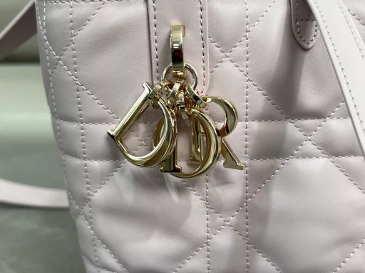 This Dior Toujours vertical bag is a new product in the 2025 early spring ready-to-wear series. It is fashionable, practical and unique. It is carefully crafted from apricot cowhide leather and decorated with oversized rattan check stitching. The spacious interior compartment can store various daily necessities. It has a slim leather lace closure to safely store various items, and there is also a CD Lock letter D knob buckle that can be adjusted on both sides to enhance the style. Small model, top leather handle with detachable leather shoulder strap, can be carried by hand, shoulder or crossbody