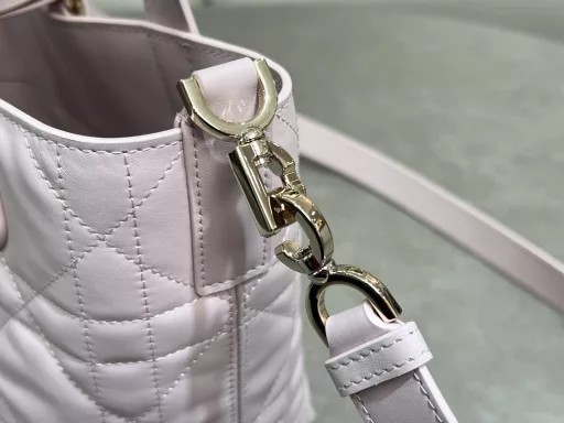This Dior Toujours vertical bag is a new product in the 2025 early spring ready-to-wear series. It is fashionable, practical and unique. It is carefully crafted from apricot cowhide leather and decorated with oversized rattan check stitching. The spacious interior compartment can store various daily necessities. It has a slim leather lace closure to safely store various items, and there is also a CD Lock letter D knob buckle that can be adjusted on both sides to enhance the style. Small model, top leather handle with detachable leather shoulder strap, can be carried by hand, shoulder or crossbody