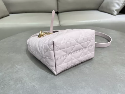 This Dior Toujours vertical bag is a new product in the 2025 early spring ready-to-wear series. It is fashionable, practical and unique. It is carefully crafted from apricot cowhide leather and decorated with oversized rattan check stitching. The spacious interior compartment can store various daily necessities. It has a slim leather lace closure to safely store various items, and there is also a CD Lock letter D knob buckle that can be adjusted on both sides to enhance the style. Small model, top leather handle with detachable leather shoulder strap, can be carried by hand, shoulder or crossbody