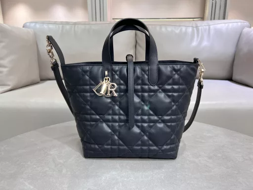 Toujours vertical series medium size, exclusive vegetable basket, a little too beautiful, high-value bag, easy to grasp the sense of luxury, oversized diamond design, with classic letter accessories, full of modern fashion sense, the bag body structure is very soft, calfskin material is full of high-end sense, unique buckle decoration when buckled, the side can be folded, with a long shoulder strap, practical full score, the capacity is also very nice, all daily travel items can be put
