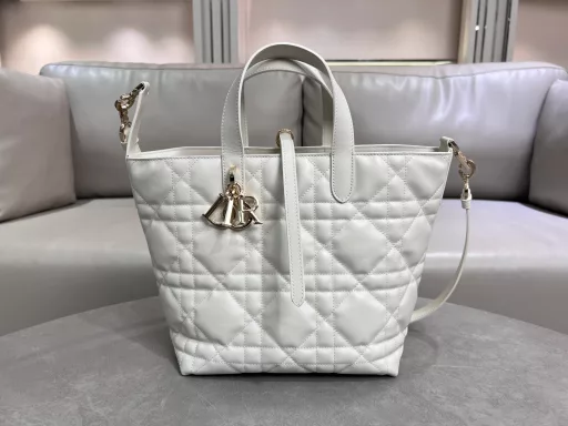 Toujours vertical series medium size, exclusive vegetable basket, a little too beautiful, high-value bag, easy to grasp the sense of luxury, oversized diamond design, with classic letter accessories, full of modern fashion sense, the bag body structure is very soft, calfskin material is full of high-end sense, unique buckle decoration when buckled, the side can be folded, with a long shoulder strap, practical full score, the capacity is also very nice, all daily travel items can be put