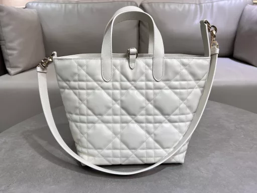 Toujours vertical series medium size, exclusive vegetable basket, a little too beautiful, high-value bag, easy to grasp the sense of luxury, oversized diamond design, with classic letter accessories, full of modern fashion sense, the bag body structure is very soft, calfskin material is full of high-end sense, unique buckle decoration when buckled, the side can be folded, with a long shoulder strap, practical full score, the capacity is also very nice, all daily travel items can be put