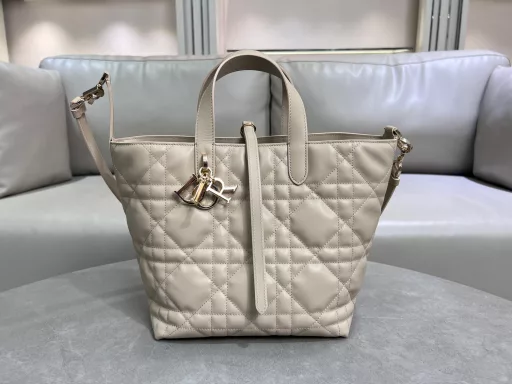 Toujours vertical series medium size, exclusive vegetable basket, a little too beautiful, high-value bag, easy to grasp the sense of luxury, oversized diamond design, with classic letter accessories, full of modern fashion sense, the bag body structure is very soft, calfskin material is full of high-end sense, unique buckle decoration when buckled, the side can be folded, with a long shoulder strap, practical full score, the capacity is also very nice, all daily travel items can be put