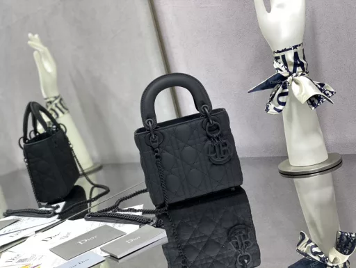 Lady three-grid black matte leather is in stock‼ ️The matte series is both practical and exquisite, and the matte leather is much more durable than sheepskin🙃It is eye-catching when worn, and can be salty or sweet, both casual and elegant. This season's most unique three-grid Lady