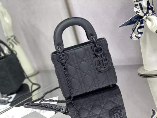 Lady three-grid black matte leather is in stock‼ ️The matte series is both practical and exquisite, and the matte leather is much more durable than sheepskin🙃It is eye-catching when worn, and can be salty or sweet, both casual and elegant. This season's most unique three-grid Lady