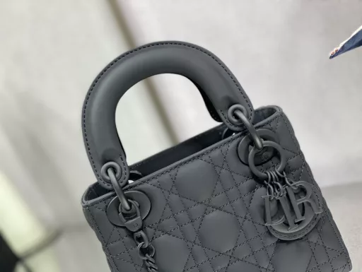 Lady three-grid black matte leather is in stock‼ ️The matte series is both practical and exquisite, and the matte leather is much more durable than sheepskin🙃It is eye-catching when worn, and can be salty or sweet, both casual and elegant. This season's most unique three-grid Lady