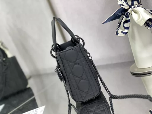 Lady three-grid black matte leather is in stock‼ ️The matte series is both practical and exquisite, and the matte leather is much more durable than sheepskin🙃It is eye-catching when worn, and can be salty or sweet, both casual and elegant. This season's most unique three-grid Lady