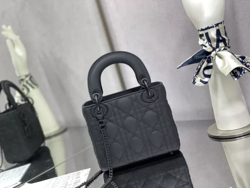 Lady three-grid black matte leather is in stock‼ ️The matte series is both practical and exquisite, and the matte leather is much more durable than sheepskin🙃It is eye-catching when worn, and can be salty or sweet, both casual and elegant. This season's most unique three-grid Lady