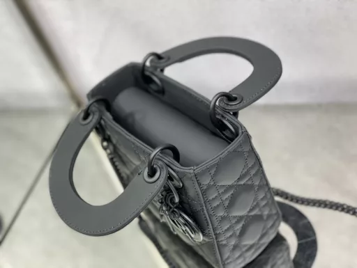 Lady three-grid black matte leather is in stock‼ ️The matte series is both practical and exquisite, and the matte leather is much more durable than sheepskin🙃It is eye-catching when worn, and can be salty or sweet, both casual and elegant. This season's most unique three-grid Lady