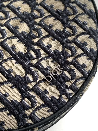 This Dior Yoyo zip messenger bag is stylish and practical. The round shape is carefully crafted in materials such as beige and black Oblique printed fabrics, decorated with black grained cowhide leather details to enhance the style, and the Dior logo is embellished on the front. With a back slip pocket and zipper closure, the main compartment is equipped with a slip pocket to store various daily necessities. With an adjustable Christian Dior logo shoulder strap, it can be matched with various styles and add a finishing touch.