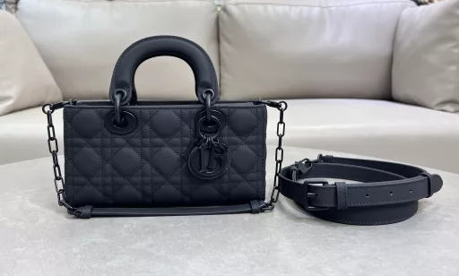 The new Lady D-Joy handbag interprets Dior's profound insight into elegance and beauty. The elegant and classic style is carefully made with imported sheepskin embroidery thread brand classic rattan mosquito, and is paired with a light gold-finished metal D·I·O·R pendant to enhance the style and add a touch of agility to the exquisite outline. With a detachable chain shoulder strap and an adjustable and detachable leather shoulder strap, it can be carried by hand, on the shoulder or cross-body, making it an ideal choice for everyday goddesses.