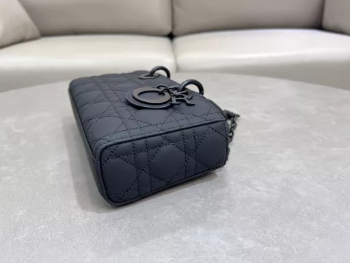 The new Lady D-Joy handbag interprets Dior's profound insight into elegance and beauty. The elegant and classic style is carefully made with imported sheepskin embroidery thread brand classic rattan mosquito, and is paired with a light gold-finished metal D·I·O·R pendant to enhance the style and add a touch of agility to the exquisite outline. With a detachable chain shoulder strap and an adjustable and detachable leather shoulder strap, it can be carried by hand, on the shoulder or cross-body, making it an ideal choice for everyday goddesses.