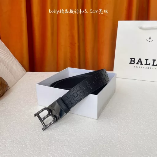 Bally's new leather embossed belt has a black plain bottom, which can be used for both casual and formal occasions, and is double-sided and versatile.