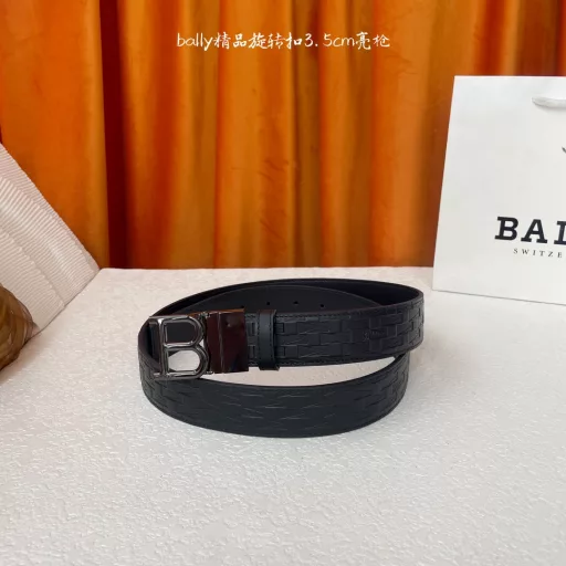 Bally's new leather embossed belt has a black plain bottom, which can be used for both casual and formal occasions, and is double-sided and versatile.