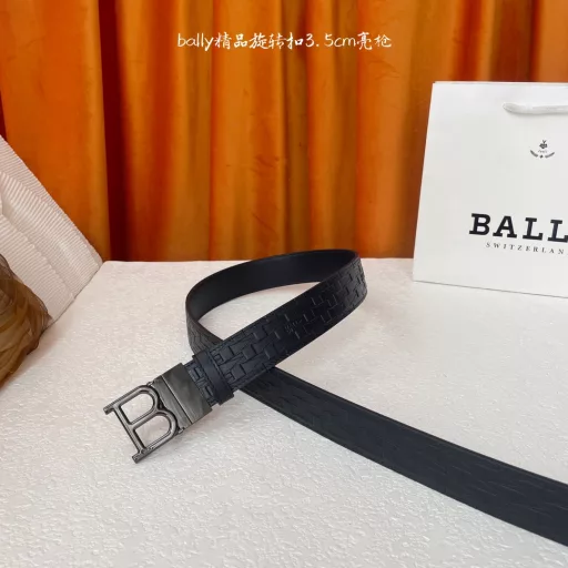 Bally's new leather embossed belt has a black plain bottom, which can be used for both casual and formal occasions, and is double-sided and versatile.