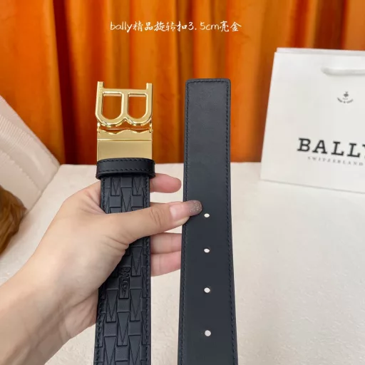 Bally's new leather embossed belt has a black plain bottom, which can be used for both casual and formal occasions, and is double-sided and versatile.