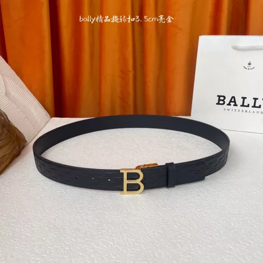 Bally's new leather embossed belt has a black plain bottom, which can be used for both casual and formal occasions, and is double-sided and versatile.