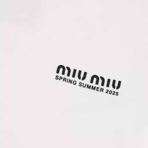 Miu Miu 25SS Spring and Summer Letter Short Sleeve T-shirtThe fabric is made of customized 240g 26-count special smooth double-strand fine cotton plain weave high-density dust-free cotton fabric. The front is high-density thickened, the lines are smooth, OEM quality, and a full set of customized accessories.
