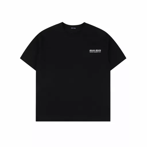 Miu Miu 25SS Spring and Summer Letter Short Sleeve T-shirtThe fabric is made of customized 240g 26-count special smooth double-strand fine cotton plain weave high-density dust-free cotton fabric. The front is high-density thickened, the lines are smooth, OEM quality, and a full set of customized accessories.