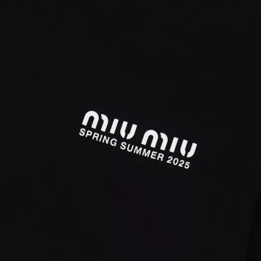 Miu Miu 25SS Spring and Summer Letter Short Sleeve T-shirtThe fabric is made of customized 240g 26-count special smooth double-strand fine cotton plain weave high-density dust-free cotton fabric. The front is high-density thickened, the lines are smooth, OEM quality, and a full set of customized accessories.