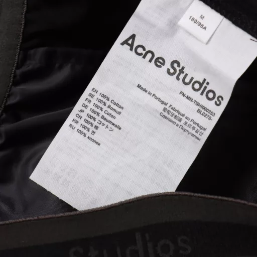 ACNE STUDIOS logo belt trousersCustomized PET super-sensitive silk twill, smooth drape, delicate and breathable, comfortable and skin-friendly logo, three-dimensional cutting of the human body, returning to traditional craftsmanship, through segmentation, folding, shrinking, and stretching techniques, the so-called slow work produces fine work, which is a respect for materials and the pursuit of hand feel. The workmanship is complicated, cumbersome, slow in time, and high in loss. The template machine opens the bag, and the preset template is used to guide the position, shape and size of the bag opening. The accuracy ensures the quality of the bag opening effect. The trouser legs are ironed after the high-temperature ironing to make the fabric of the trouser legs according to the shape and size of the original. Adjust the ironing temperature and steam volume, and grasp the ironing order to make the trouser legs straight and smooth, enhance the three-dimensional sense, and make the trouser legs seamless. The key technology to achieve invisible sewing of trouser legs in sewing, through fine needlework and tool selection, make the trouser legs The edge is flat and beautiful without exposed stitches, and then use an iron to gently iron the trouser legs The edge, customized accessories, loose version