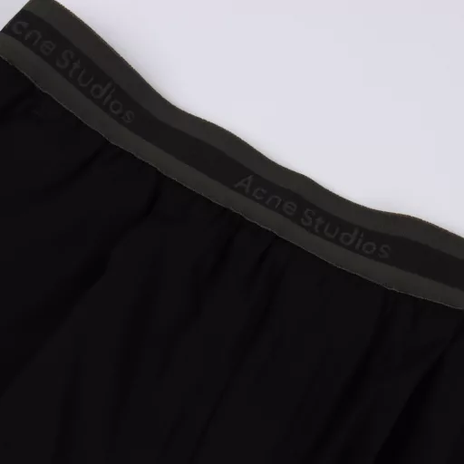 ACNE STUDIOS logo belt trousersCustomized PET super-sensitive silk twill, smooth drape, delicate and breathable, comfortable and skin-friendly logo, three-dimensional cutting of the human body, returning to traditional craftsmanship, through segmentation, folding, shrinking, and stretching techniques, the so-called slow work produces fine work, which is a respect for materials and the pursuit of hand feel. The workmanship is complicated, cumbersome, slow in time, and high in loss. The template machine opens the bag, and the preset template is used to guide the position, shape and size of the bag opening. The accuracy ensures the quality of the bag opening effect. The trouser legs are ironed after the high-temperature ironing to make the fabric of the trouser legs according to the shape and size of the original. Adjust the ironing temperature and steam volume, and grasp the ironing order to make the trouser legs straight and smooth, enhance the three-dimensional sense, and make the trouser legs seamless. The key technology to achieve invisible sewing of trouser legs in sewing, through fine needlework and tool selection, make the trouser legs The edge is flat and beautiful without exposed stitches, and then use an iron to gently iron the trouser legs The edge, customized accessories, loose version