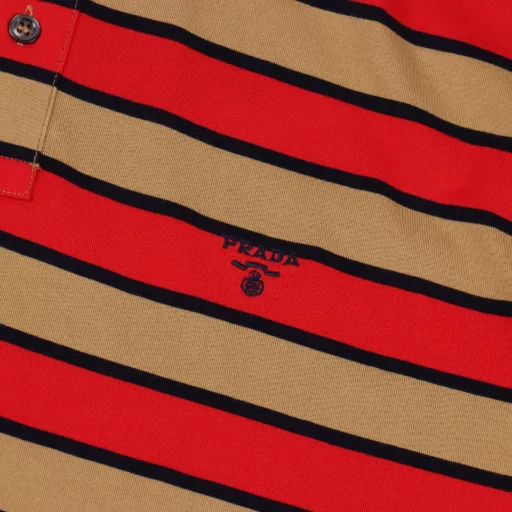 Prada PRD red and green striped short-sleeved Polo shirtOriginal purchase, customized 60-count double-strand 190g twill cotton fabric, the fabric has been washed, the texture is better, not easy to deform, not easy to shrink, not easy to fade, and the fit is perfect. Laser cutting alignment, the sleeves are symmetrical on the left and right. The chest uses imported machine embroidery technology, three-dimensional embroidery. The lines are smooth and delicate. The upper body effect is very good, the same style for men and women