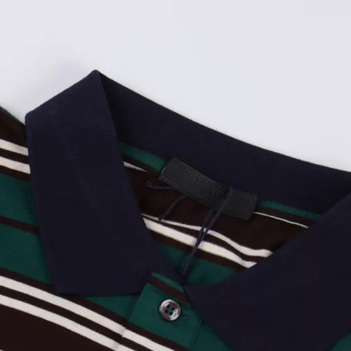 Prada PRD red and green striped short-sleeved Polo shirtOriginal purchase, customized 60-count double-strand 190g twill cotton fabric, the fabric has been washed, the texture is better, not easy to deform, not easy to shrink, not easy to fade, and the fit is perfect. Laser cutting alignment, the sleeves are symmetrical on the left and right. The chest uses imported machine embroidery technology, three-dimensional embroidery. The lines are smooth and delicate. The upper body effect is very good, the same style for men and women