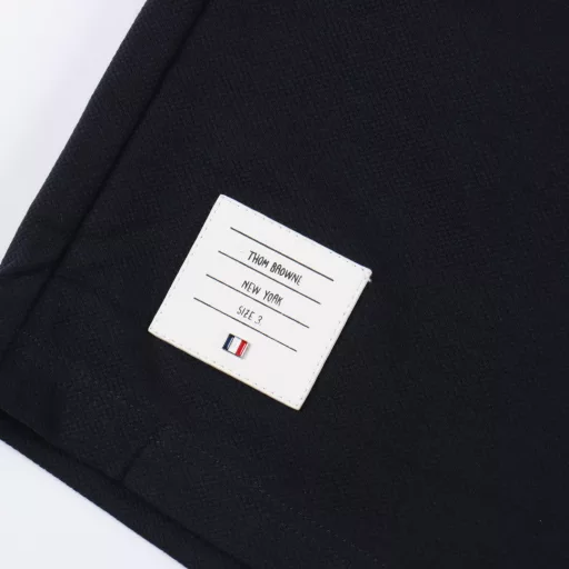Tom Brown Four-bar Webbing ShortsThe fabric is made of professional custom-made 32s surface with delicate touch and 8s lining, which is crisp and stylish, with a gram weight of up to 380g, and a minimum order quantity of 500kg (equivalent to 1,000 pieces). The pocket cloth is made of red, white and blue Oxford fabric. The red stripes on the market are all orange-red. The minimum order quantity for pocket cloth alone is 3,000 meters. The workmanship is completely restored to the latest version of the counter, and the old pocket hemming and side pressure lines are improved.