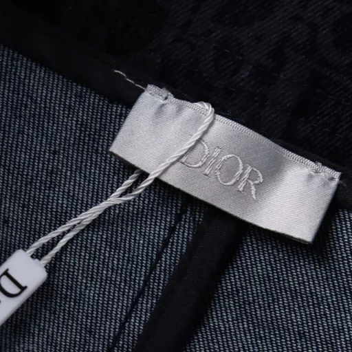 Dior's limited edition flocked denim shorts for the Year of the SnakeAll over the body, classic monograms are reinterpreted. Snake-shaped patterns under the pockets form the brand's letters. Slight flocking effect. Three-dimensional pattern. Cotton denim fabric. Low-key dark washed design style. Classic fit. Suitable for everyone.