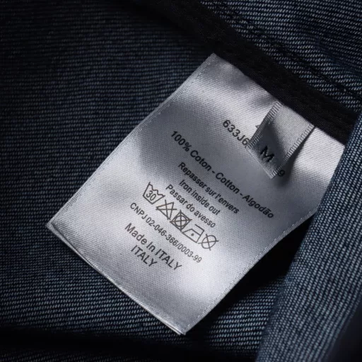 Dior's limited edition flocked denim shorts for the Year of the SnakeAll over the body, classic monograms are reinterpreted. Snake-shaped patterns under the pockets form the brand's letters. Slight flocking effect. Three-dimensional pattern. Cotton denim fabric. Low-key dark washed design style. Classic fit. Suitable for everyone.