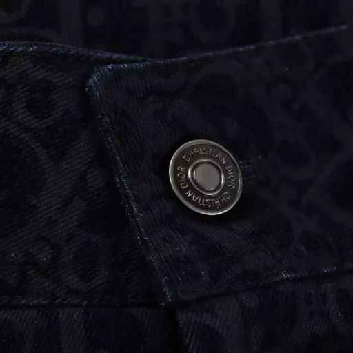 Dior's limited edition flocked denim shorts for the Year of the SnakeAll over the body, classic monograms are reinterpreted. Snake-shaped patterns under the pockets form the brand's letters. Slight flocking effect. Three-dimensional pattern. Cotton denim fabric. Low-key dark washed design style. Classic fit. Suitable for everyone.