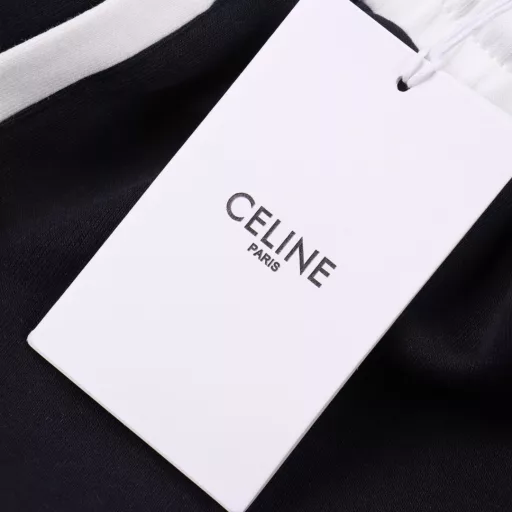 Celine Arc de Triomphe letter embroidered shortsThe fabric is made of custom woven fabric, and the color is customized and then etched. It is treated with silky and ultra-soft treatment compared with the original. The texture of the cloth is clear and obvious, the drape is excellent, and the workmanship is exquisite and meets the export standards of foreign trade. There are 4.5 stitches per centimeter, and each seam is pressed with visible lines. The lines are neat and standard like a ruler. The woven cotton ribbon is tightly woven and soft to the touch. The embroidery process uses the Behringer embroidery machine, which makes the embroidery color fuller and the embroidery more three-dimensional. The version has a good effect on the body. It is the same style for men and women, simple and versatile, and can be purchased on behalf of heavy items. You can compare any quality on the market at will.