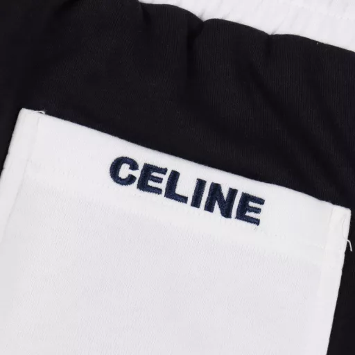 Celine Arc de Triomphe letter embroidered shortsThe fabric is made of custom woven fabric, and the color is customized and then etched. It is treated with silky and ultra-soft treatment compared with the original. The texture of the cloth is clear and obvious, the drape is excellent, and the workmanship is exquisite and meets the export standards of foreign trade. There are 4.5 stitches per centimeter, and each seam is pressed with visible lines. The lines are neat and standard like a ruler. The woven cotton ribbon is tightly woven and soft to the touch. The embroidery process uses the Behringer embroidery machine, which makes the embroidery color fuller and the embroidery more three-dimensional. The version has a good effect on the body. It is the same style for men and women, simple and versatile, and can be purchased on behalf of heavy items. You can compare any quality on the market at will.