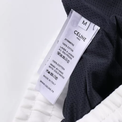 Celine Arc de Triomphe letter embroidered shortsThe fabric is made of custom woven fabric, and the color is customized and then etched. It is treated with silky and ultra-soft treatment compared with the original. The texture of the cloth is clear and obvious, the drape is excellent, and the workmanship is exquisite and meets the export standards of foreign trade. There are 4.5 stitches per centimeter, and each seam is pressed with visible lines. The lines are neat and standard like a ruler. The woven cotton ribbon is tightly woven and soft to the touch. The embroidery process uses the Behringer embroidery machine, which makes the embroidery color fuller and the embroidery more three-dimensional. The version has a good effect on the body. It is the same style for men and women, simple and versatile, and can be purchased on behalf of heavy items. You can compare any quality on the market at will.