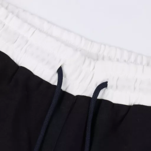 Celine Arc de Triomphe letter embroidered shortsThe fabric is made of custom woven fabric, and the color is customized and then etched. It is treated with silky and ultra-soft treatment compared with the original. The texture of the cloth is clear and obvious, the drape is excellent, and the workmanship is exquisite and meets the export standards of foreign trade. There are 4.5 stitches per centimeter, and each seam is pressed with visible lines. The lines are neat and standard like a ruler. The woven cotton ribbon is tightly woven and soft to the touch. The embroidery process uses the Behringer embroidery machine, which makes the embroidery color fuller and the embroidery more three-dimensional. The version has a good effect on the body. It is the same style for men and women, simple and versatile, and can be purchased on behalf of heavy items. You can compare any quality on the market at will.