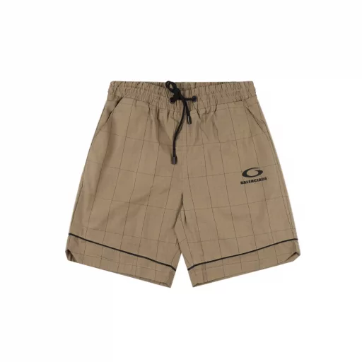 Balenciaga Plaid Letter Embroidered ShortsThe fabric is made of custom woven fabric, which is dyed and then etched. It is treated with silky and ultra-soft treatment in comparison with the original. The texture of the fabric is clear and obvious, the drape is excellent, and the workmanship is exquisite and reaches the export standard. There are 4.5 stitches per centimeter, and each seam is pressed with visible lines. The lines are neat and standard like a ruler. The woven cotton ribbon is tightly woven and soft to the touch. The embroidery process uses the Behringer embroidery machine, which makes the embroidery color fuller and the embroidery more three-dimensional. The pattern has a good effect on the body. It is the same style for men and women, simple and versatile. It is a heavy-duty item for purchasing, and you can compare any quality on the market at will!