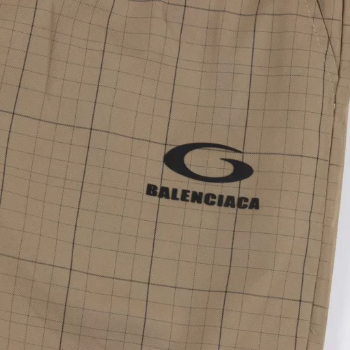 Balenciaga Plaid Letter Embroidered ShortsThe fabric is made of custom woven fabric, which is dyed and then etched. It is treated with silky and ultra-soft treatment in comparison with the original. The texture of the fabric is clear and obvious, the drape is excellent, and the workmanship is exquisite and reaches the export standard. There are 4.5 stitches per centimeter, and each seam is pressed with visible lines. The lines are neat and standard like a ruler. The woven cotton ribbon is tightly woven and soft to the touch. The embroidery process uses the Behringer embroidery machine, which makes the embroidery color fuller and the embroidery more three-dimensional. The pattern has a good effect on the body. It is the same style for men and women, simple and versatile. It is a heavy-duty item for purchasing, and you can compare any quality on the market at will!