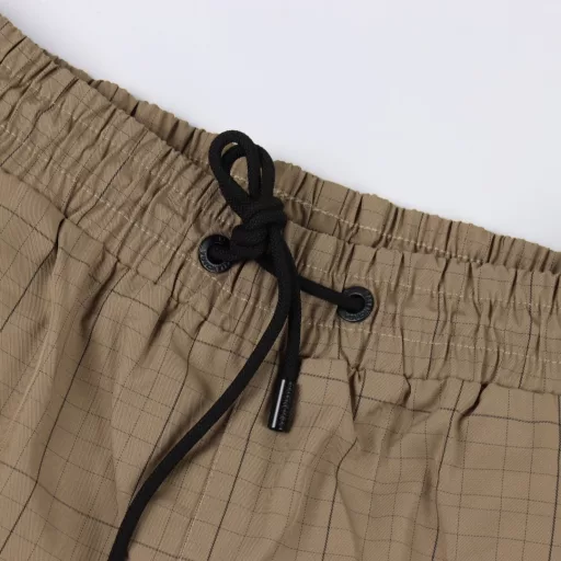 Balenciaga Plaid Letter Embroidered ShortsThe fabric is made of custom woven fabric, which is dyed and then etched. It is treated with silky and ultra-soft treatment in comparison with the original. The texture of the fabric is clear and obvious, the drape is excellent, and the workmanship is exquisite and reaches the export standard. There are 4.5 stitches per centimeter, and each seam is pressed with visible lines. The lines are neat and standard like a ruler. The woven cotton ribbon is tightly woven and soft to the touch. The embroidery process uses the Behringer embroidery machine, which makes the embroidery color fuller and the embroidery more three-dimensional. The pattern has a good effect on the body. It is the same style for men and women, simple and versatile. It is a heavy-duty item for purchasing, and you can compare any quality on the market at will!