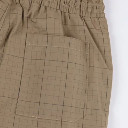 Balenciaga Plaid Letter Embroidered ShortsThe fabric is made of custom woven fabric, which is dyed and then etched. It is treated with silky and ultra-soft treatment in comparison with the original. The texture of the fabric is clear and obvious, the drape is excellent, and the workmanship is exquisite and reaches the export standard. There are 4.5 stitches per centimeter, and each seam is pressed with visible lines. The lines are neat and standard like a ruler. The woven cotton ribbon is tightly woven and soft to the touch. The embroidery process uses the Behringer embroidery machine, which makes the embroidery color fuller and the embroidery more three-dimensional. The pattern has a good effect on the body. It is the same style for men and women, simple and versatile. It is a heavy-duty item for purchasing, and you can compare any quality on the market at will!